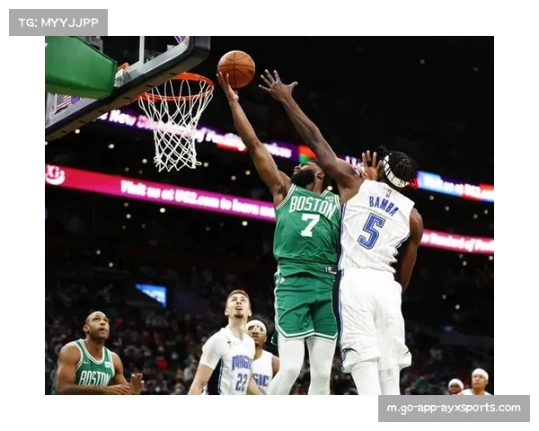 布朗首节手感火热投中五成三分全进砍下10分引领球队强势开局 布朗首节手感火热投中五成三分全进砍下10分引领球队强势开局